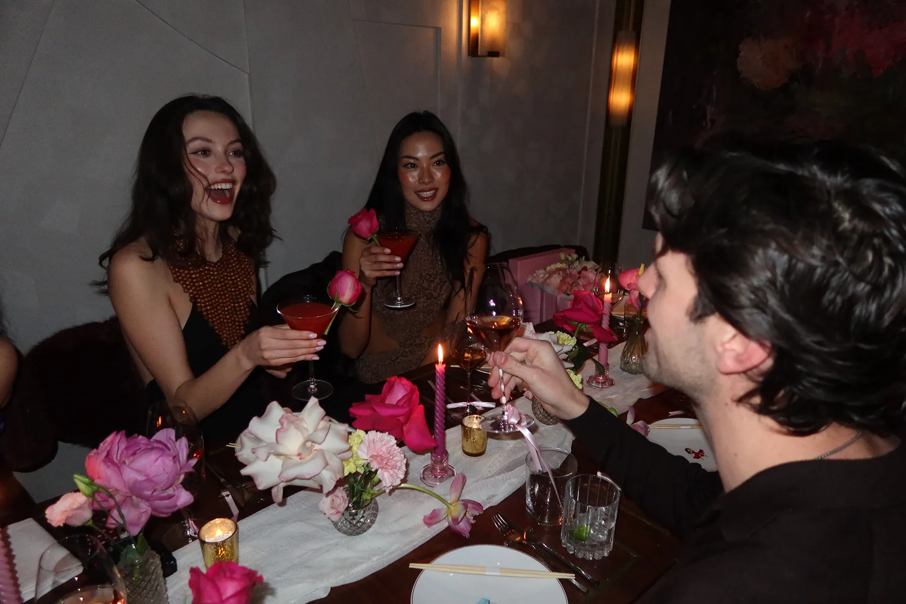 @georgiahassarati @theeuropeankid @kaylor.martin @hothighpriestess @miranda.mckeon @remibader @arianabiermann @laurenwolfe @juhcobo @zarahkelleher @kate__marko @livschmidt @xoxoemira edenmasliah catafreer mari.aranaa ellagracemendelhson Taylor Krause  shannon.z Antoniapruy rachelwilson carolinafreixa @eslkate @laylasblue @karolinageits @lisaramos toasting with cocktails at a candlelit Galentine’s dinner at Beefbar NYC, surrounded by pink roses, floral arrangements, and an intimate tablescape.